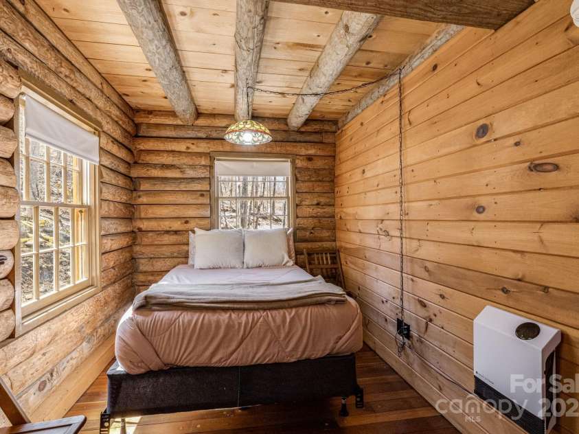 505 Teenas Lane, Burnsville, NC 28714.  MLS# CAR4232237, YatesRealty ID 4053. Main floor bedroom