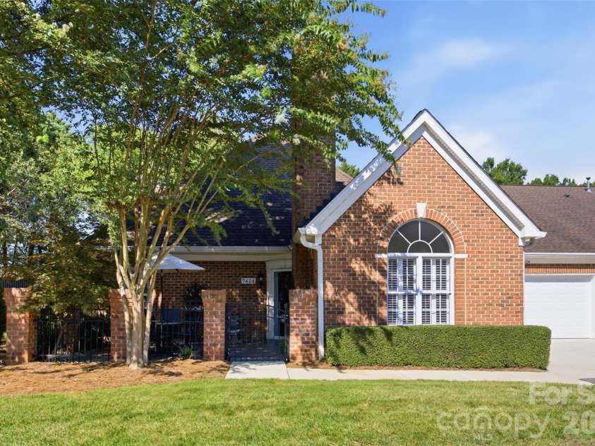 7424 Hurstbourne Green Drive, Charlotte, NC 28277.  MLS# CAR4408440, YatesRealty ID 40535. 