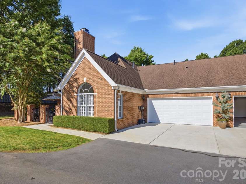 7424 Hurstbourne Green Drive, Charlotte, NC 28277.  MLS# CAR4408440, YatesRealty ID 40535. 