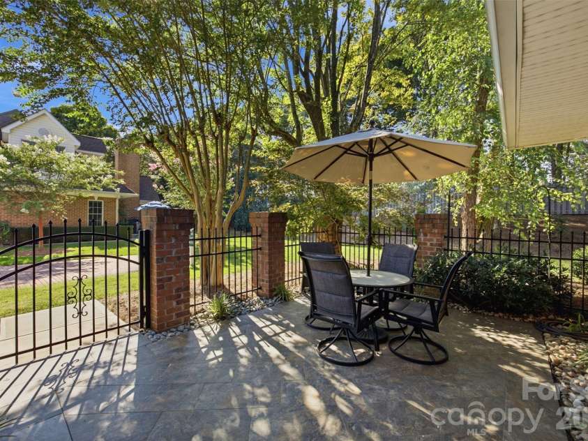 7424 Hurstbourne Green Drive, Charlotte, NC 28277.  MLS# CAR4408440, YatesRealty ID 40535. 