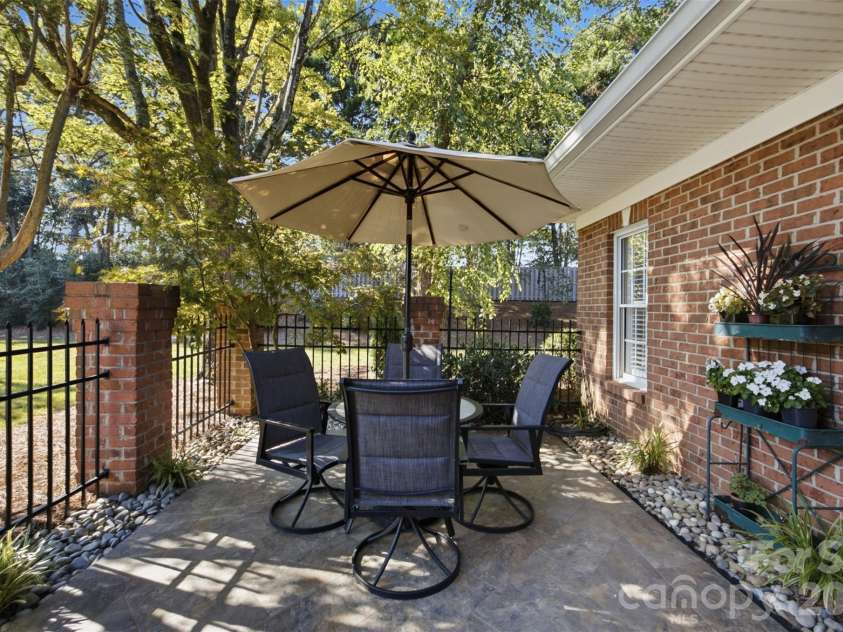 7424 Hurstbourne Green Drive, Charlotte, NC 28277.  MLS# CAR4408440, YatesRealty ID 40535. 