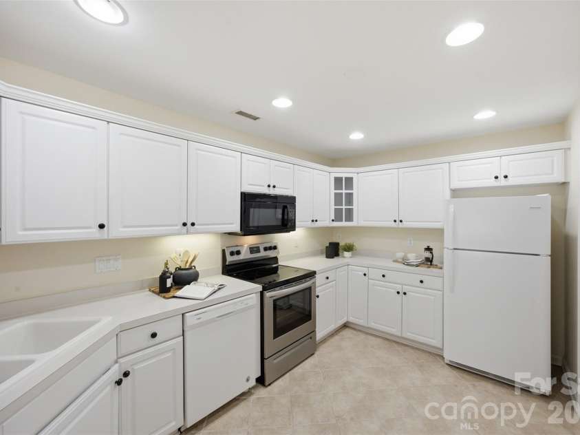 7424 Hurstbourne Green Drive, Charlotte, NC 28277.  MLS# CAR4408440, YatesRealty ID 40535. 