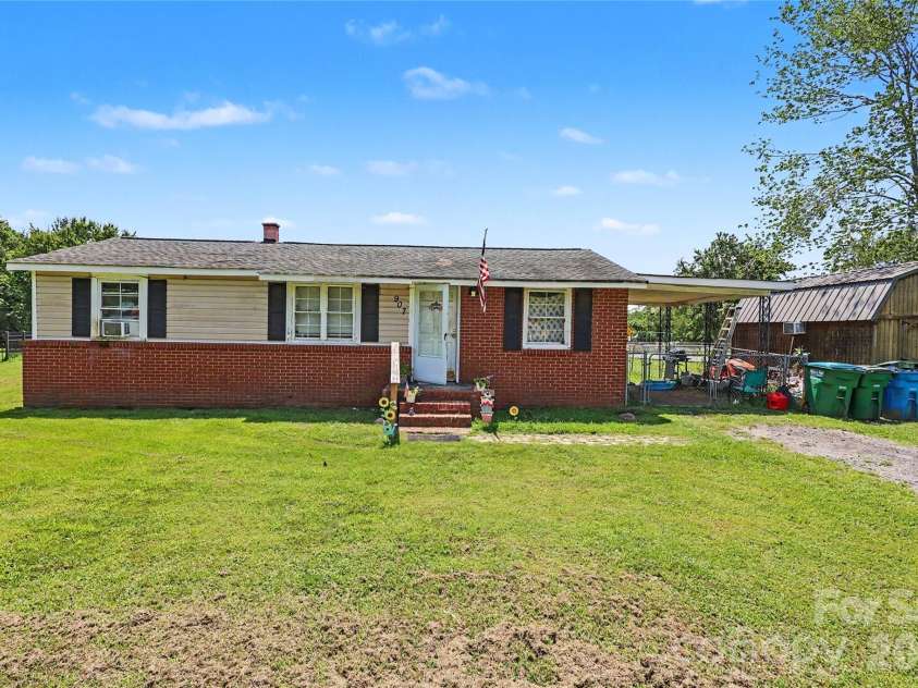 907 Lakeview Drive, Pineville, NC 28134.  MLS# CAR4407444, YatesRealty ID 40536. 
