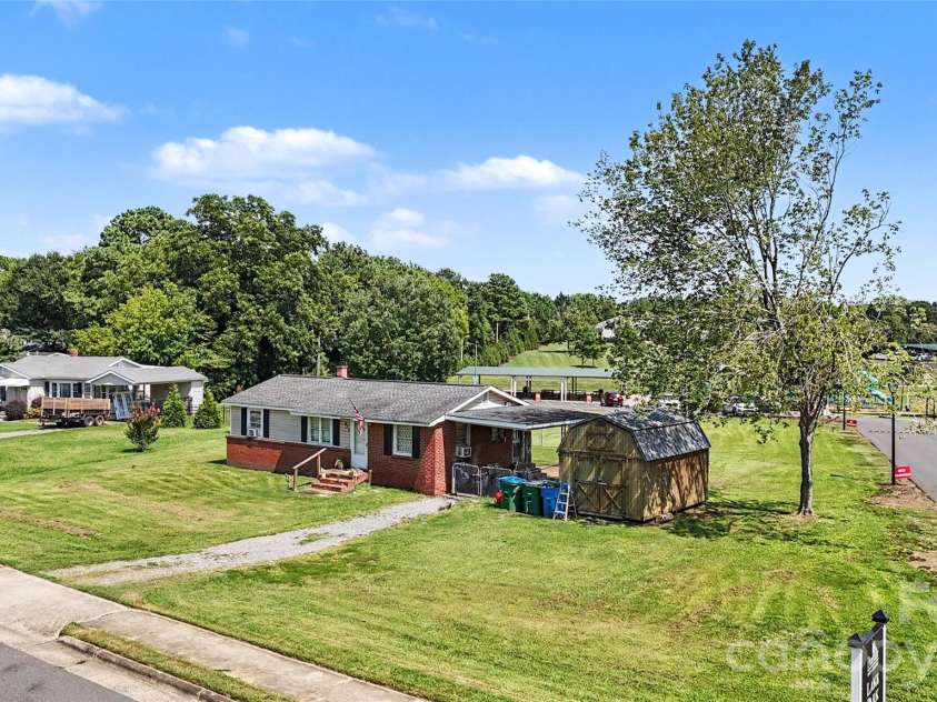 907 Lakeview Drive, Pineville, NC 28134.  MLS# CAR4407444, YatesRealty ID 40536. 
