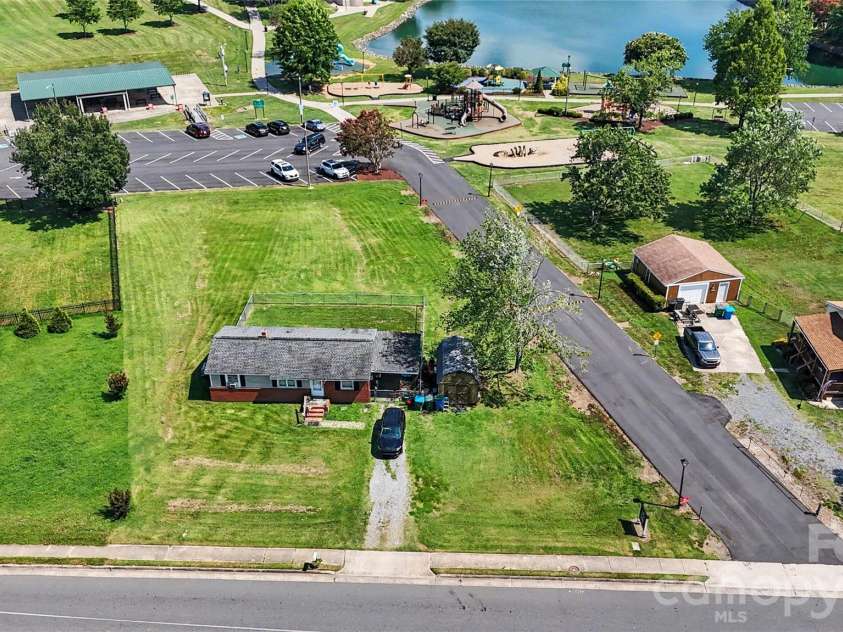907 Lakeview Drive, Pineville, NC 28134.  MLS# CAR4407444, YatesRealty ID 40536. 