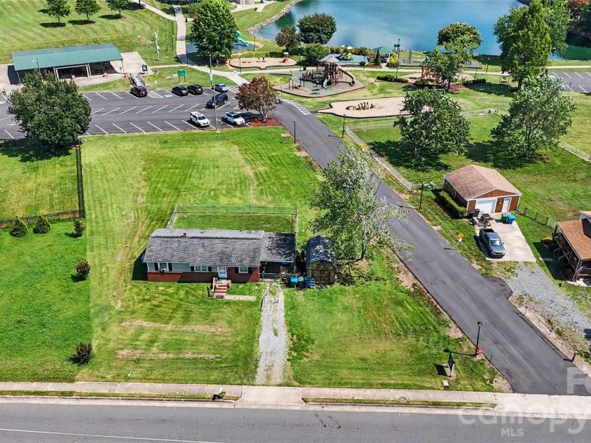 907 Lakeview Drive, Pineville, NC 28134.  MLS# CAR4407444, YatesRealty ID 40536. 