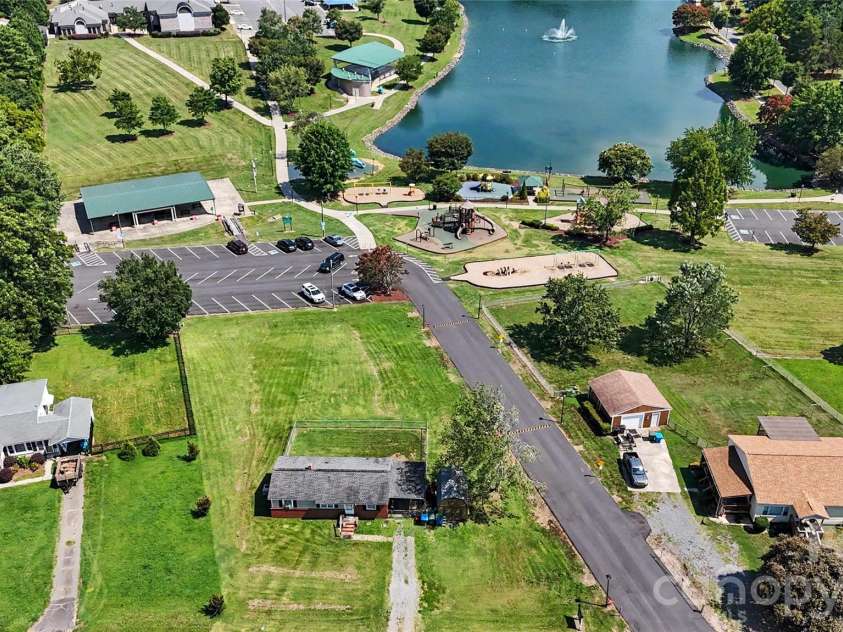 907 Lakeview Drive, Pineville, NC 28134.  MLS# CAR4407444, YatesRealty ID 40536. 