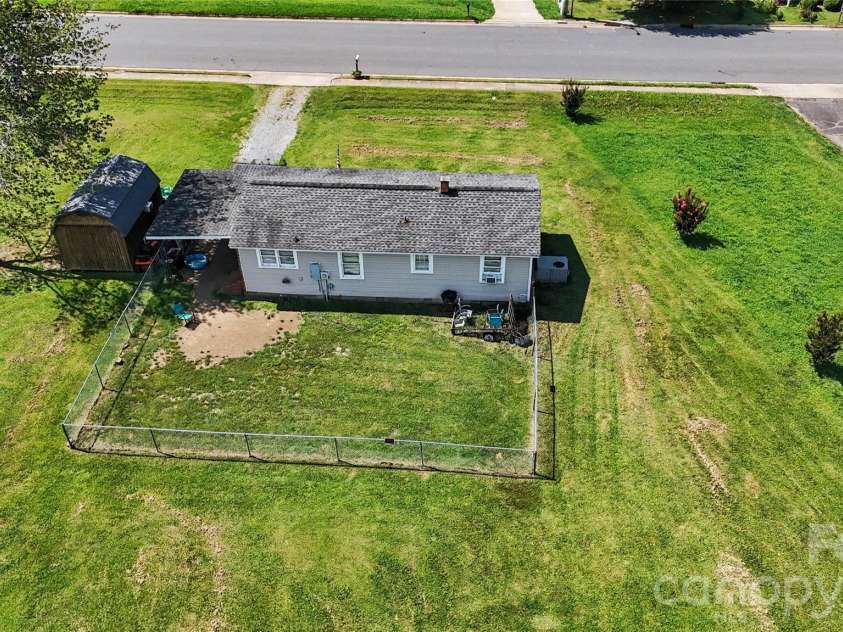 907 Lakeview Drive, Pineville, NC 28134.  MLS# CAR4407444, YatesRealty ID 40536. 