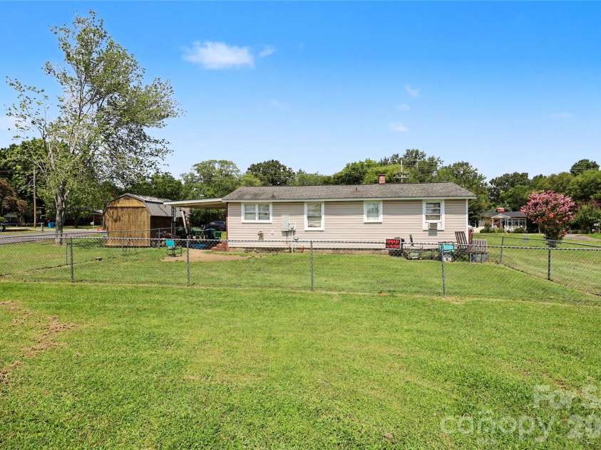 907 Lakeview Drive, Pineville, NC 28134.  MLS# CAR4407444, YatesRealty ID 40536. 