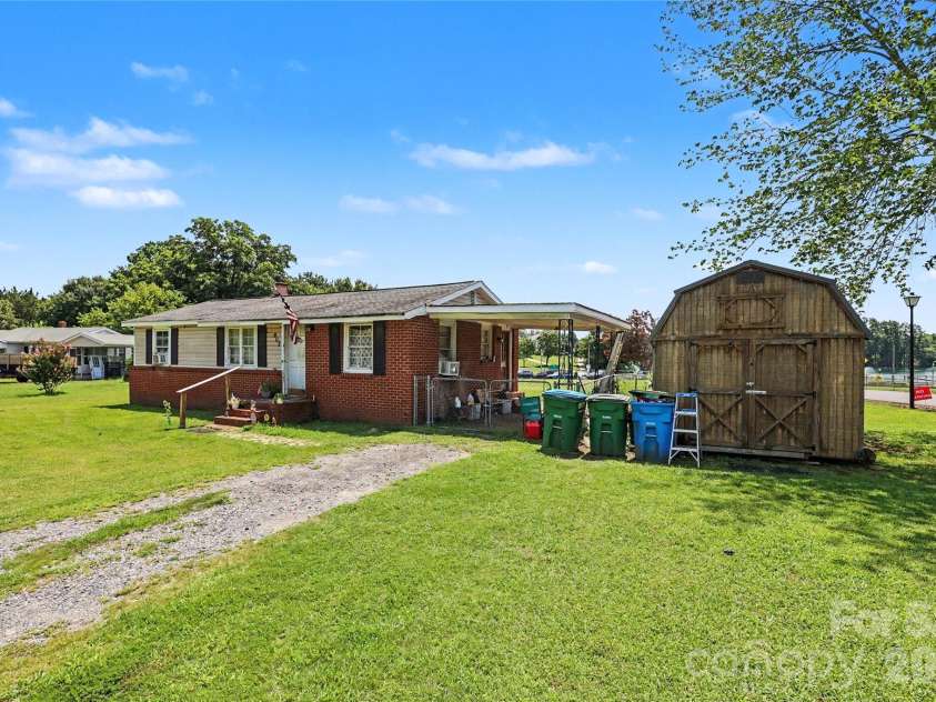 907 Lakeview Drive, Pineville, NC 28134.  MLS# CAR4407444, YatesRealty ID 40536. 