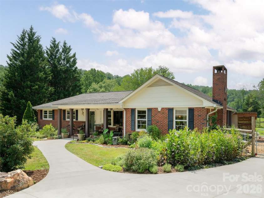 525 Carson Drive, Hendersonville, NC 28791.  MLS# CAR4409464, YatesRealty ID 40537. 