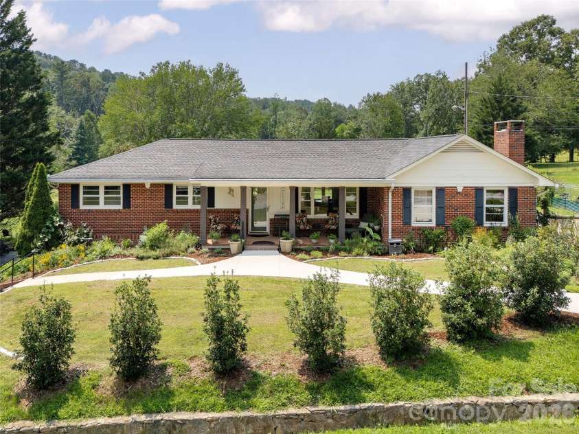 525 Carson Drive, Hendersonville, NC 28791.  MLS# CAR4409464, YatesRealty ID 40537. 