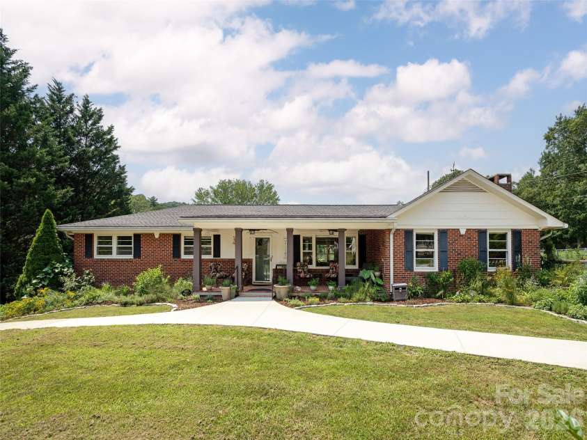 525 Carson Drive, Hendersonville, NC 28791.  MLS# CAR4409464, YatesRealty ID 40537. 