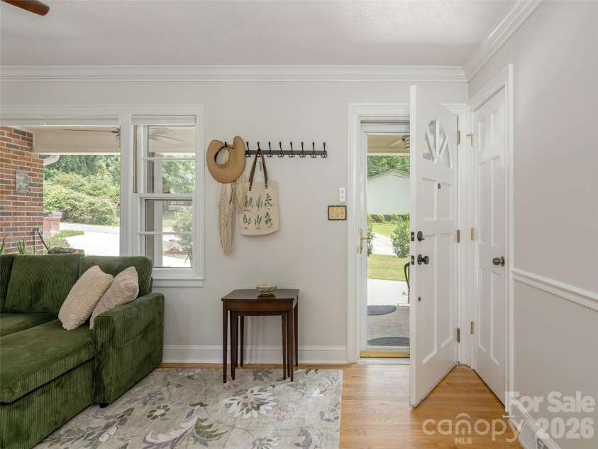 525 Carson Drive, Hendersonville, NC 28791.  MLS# CAR4409464, YatesRealty ID 40537. 