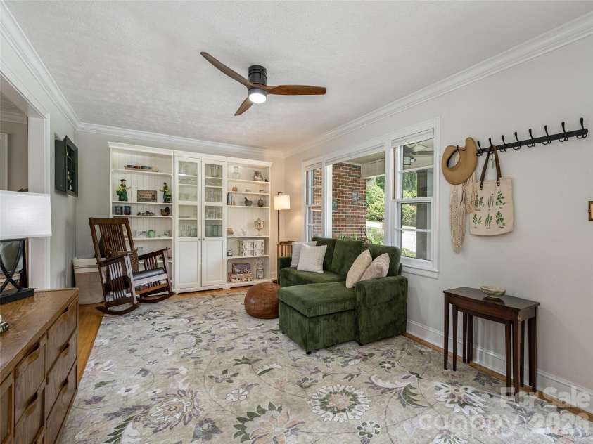525 Carson Drive, Hendersonville, NC 28791.  MLS# CAR4409464, YatesRealty ID 40537. 
