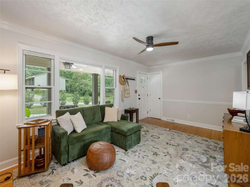 525 Carson Drive, Hendersonville, NC 28791.  MLS# CAR4409464, YatesRealty ID 40537. 