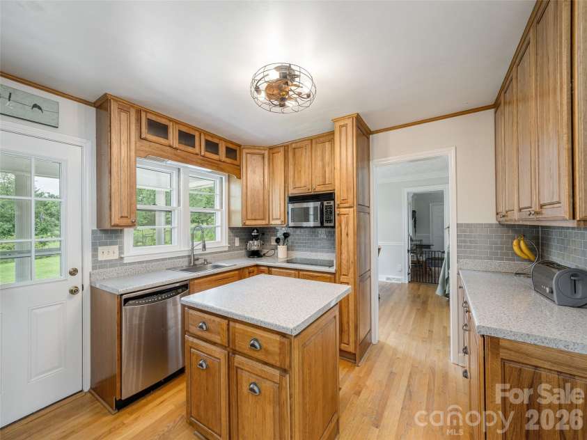 525 Carson Drive, Hendersonville, NC 28791.  MLS# CAR4409464, YatesRealty ID 40537. 