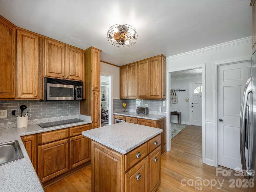 525 Carson Drive, Hendersonville, NC 28791.  MLS# CAR4409464, YatesRealty ID 40537. 