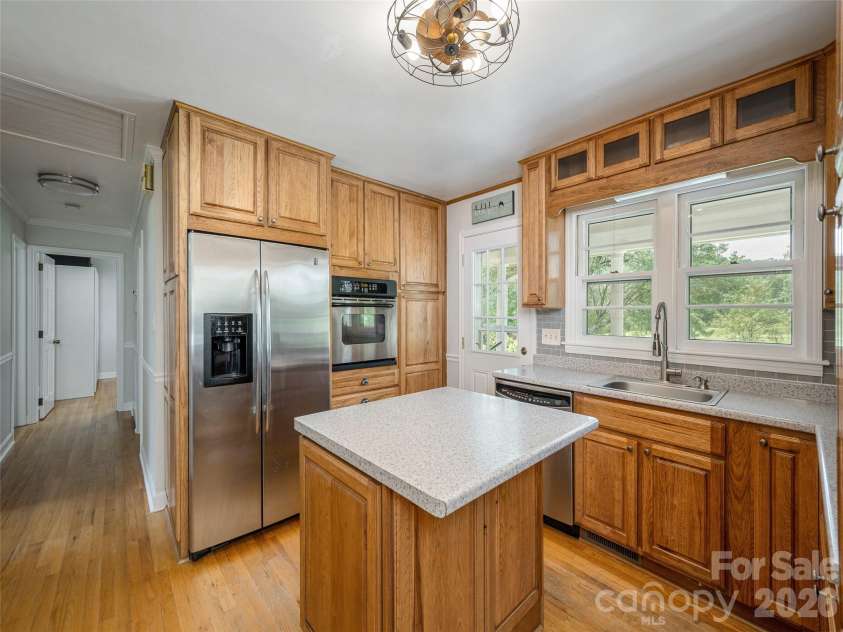 525 Carson Drive, Hendersonville, NC 28791.  MLS# CAR4409464, YatesRealty ID 40537. 