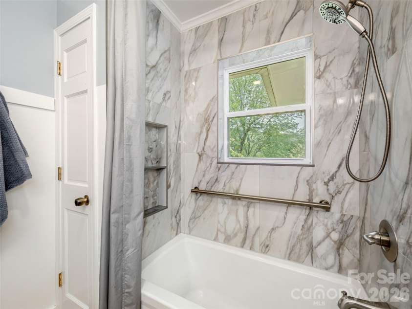 525 Carson Drive, Hendersonville, NC 28791.  MLS# CAR4409464, YatesRealty ID 40537. 
