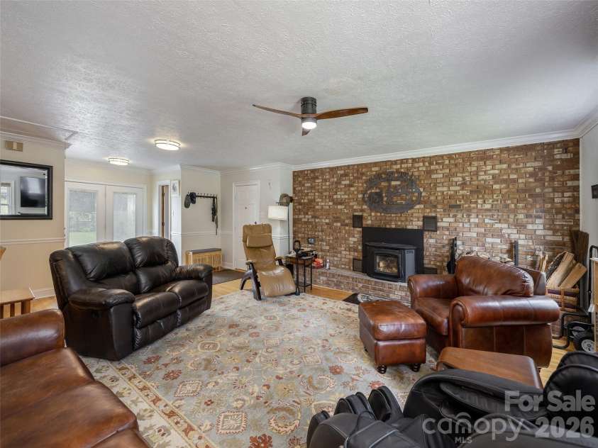 525 Carson Drive, Hendersonville, NC 28791.  MLS# CAR4409464, YatesRealty ID 40537. 