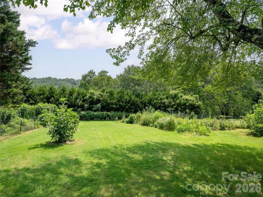 525 Carson Drive, Hendersonville, NC 28791.  MLS# CAR4409464, YatesRealty ID 40537. 