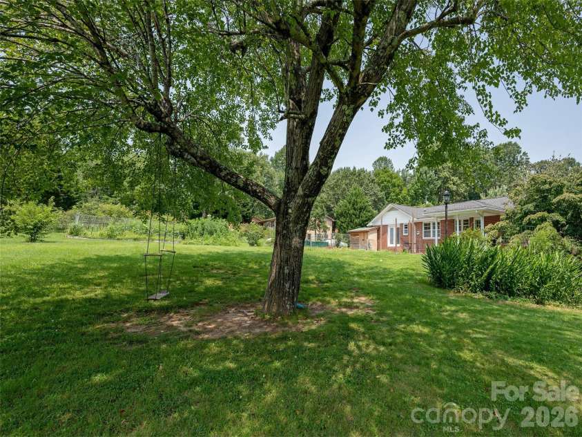 525 Carson Drive, Hendersonville, NC 28791.  MLS# CAR4409464, YatesRealty ID 40537. 