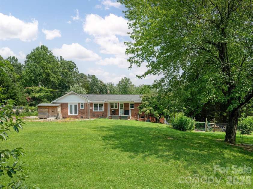 525 Carson Drive, Hendersonville, NC 28791.  MLS# CAR4409464, YatesRealty ID 40537. 