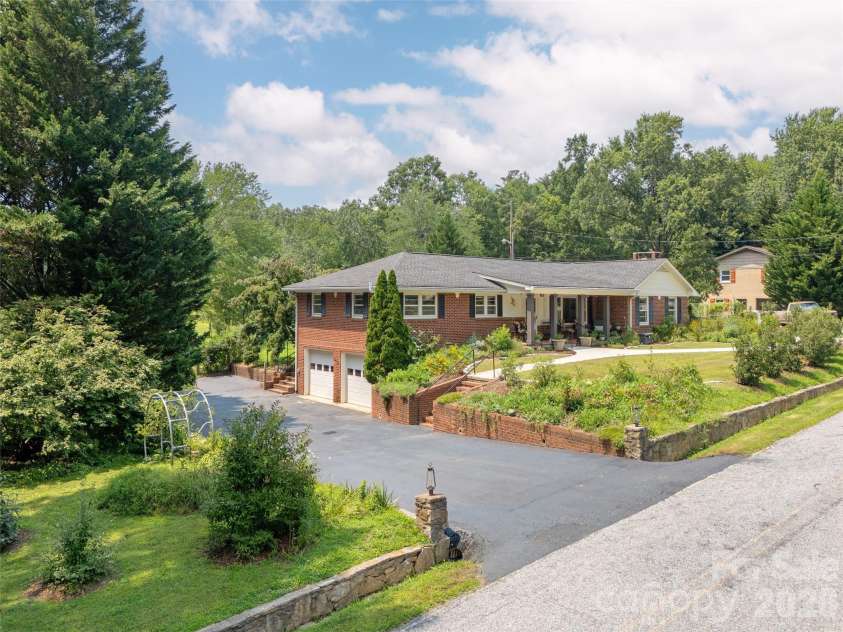 525 Carson Drive, Hendersonville, NC 28791.  MLS# CAR4409464, YatesRealty ID 40537. 