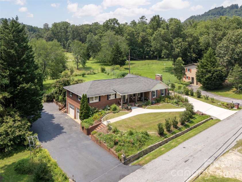 525 Carson Drive, Hendersonville, NC 28791.  MLS# CAR4409464, YatesRealty ID 40537. 