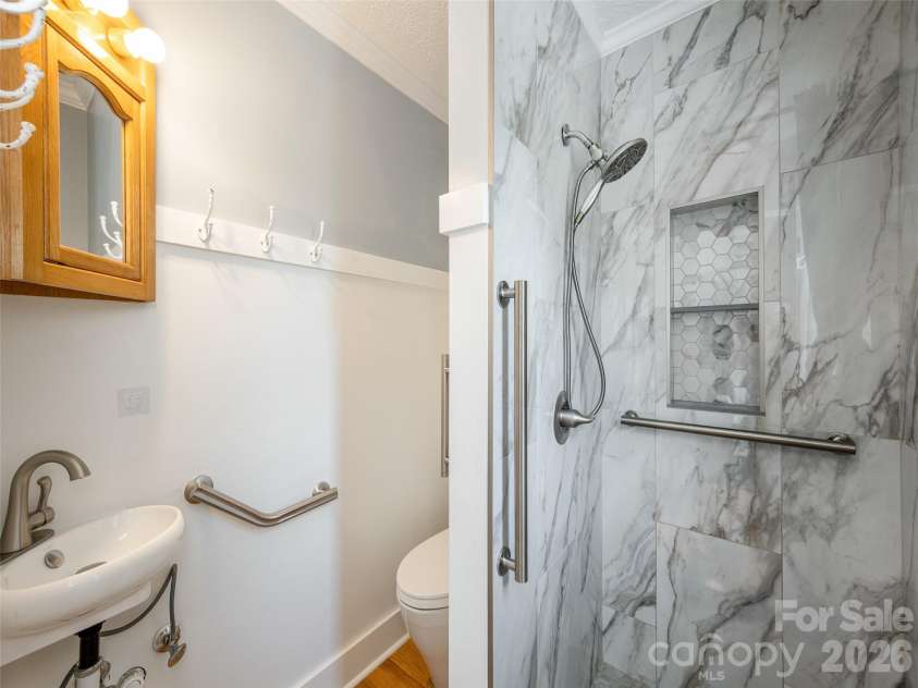 525 Carson Drive, Hendersonville, NC 28791.  MLS# CAR4409464, YatesRealty ID 40537. Full Bath