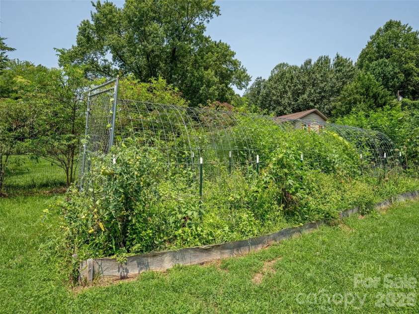 525 Carson Drive, Hendersonville, NC 28791.  MLS# CAR4409464, YatesRealty ID 40537. Garden Area