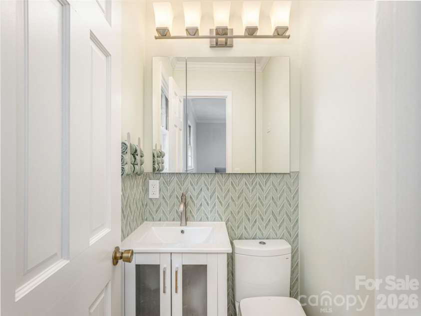 525 Carson Drive, Hendersonville, NC 28791.  MLS# CAR4409464, YatesRealty ID 40537. Half Bath