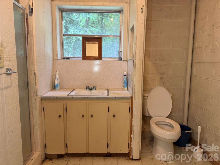4897 Hwy 226 Highway, Little Switzerland, NC 28749.  MLS# CAR4407928, YatesRealty ID 40542. Lower bath