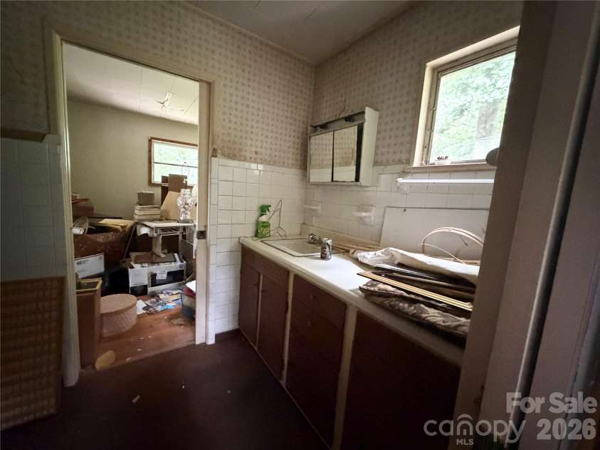 4897 Hwy 226 Highway, Little Switzerland, NC 28749.  MLS# CAR4407928, YatesRealty ID 40542. Primary bath