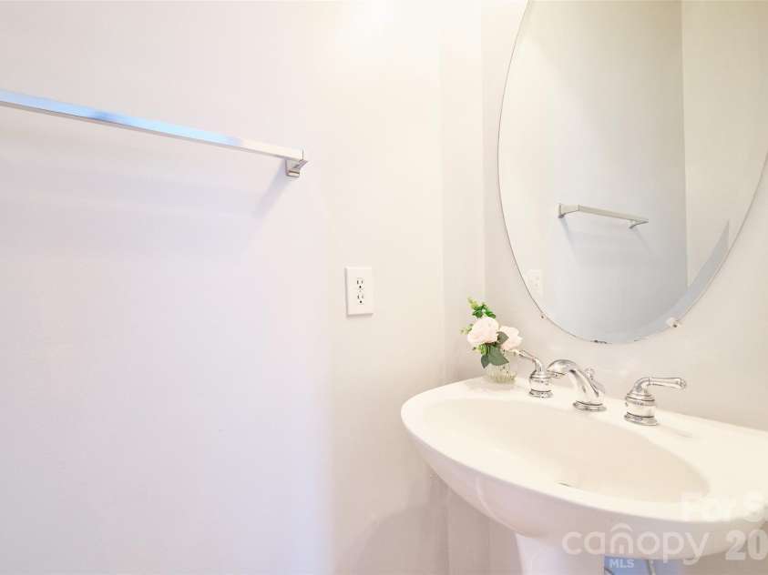 4960 Summerside Drive, Lake Wylie, SC 29710.  MLS# CAR4406000, YatesRealty ID 40544. Half bath for visitors