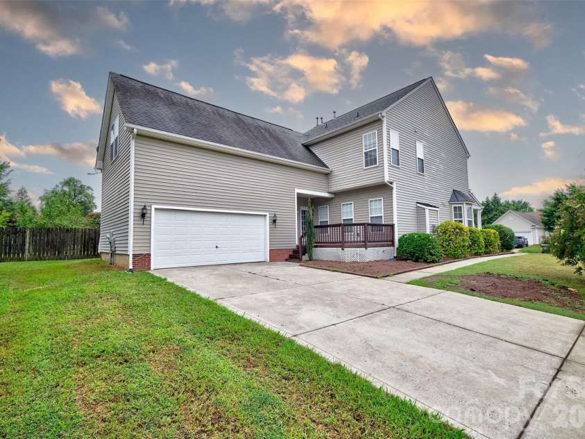 4960 Summerside Drive, Lake Wylie, SC 29710.  MLS# CAR4406000, YatesRealty ID 40544. Spacious 2 car side load garage