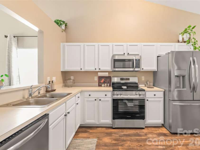 251 Summit Park Court, Kannapolis, NC 28083.  MLS# CAR4399190, YatesRealty ID 40546. Great cabinet and counter space