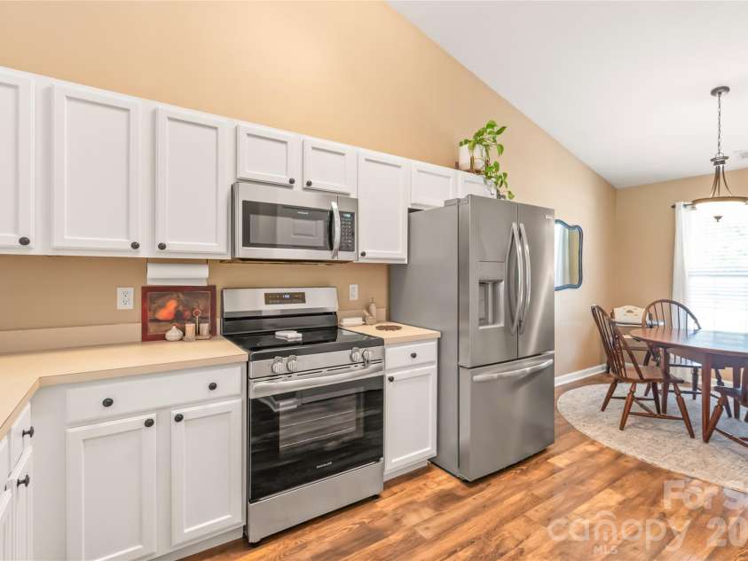 251 Summit Park Court, Kannapolis, NC 28083.  MLS# CAR4399190, YatesRealty ID 40546. Spacious kitchen with breakfast area