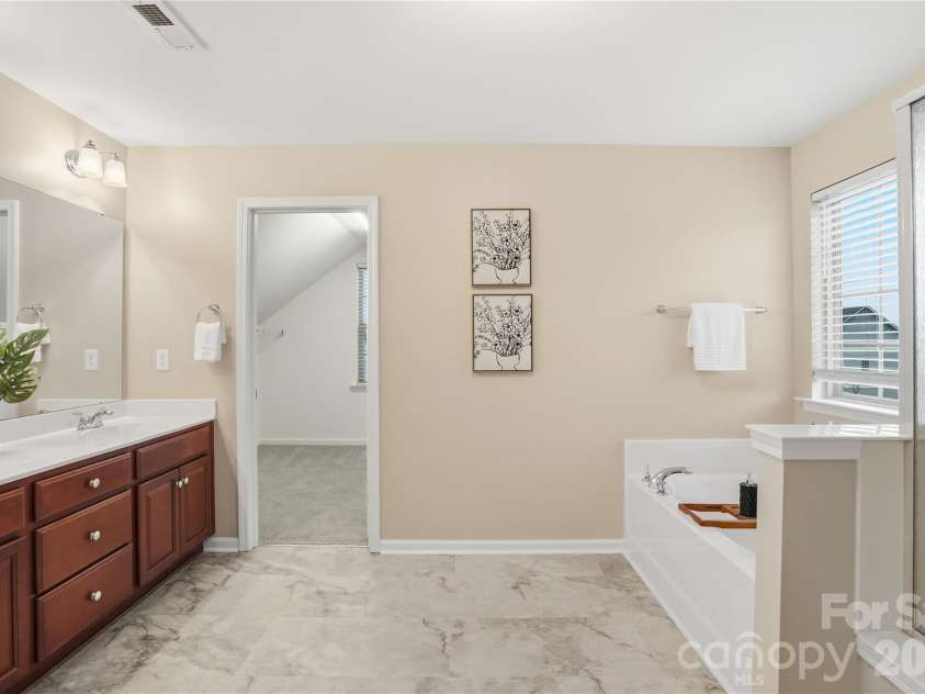 2365 Baxter Place, Concord, NC 28025.  MLS# CAR4307880, YatesRealty ID 4055. Primary Bath