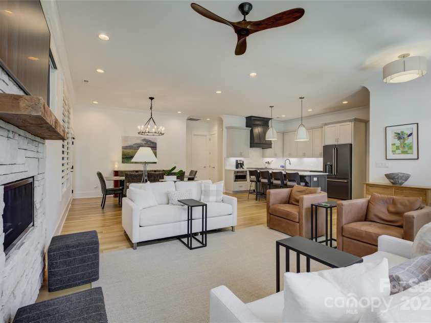 14140 Shelburne Village Drive, Charlotte, NC 28278.  MLS# CAR4308767, YatesRealty ID 40551. 