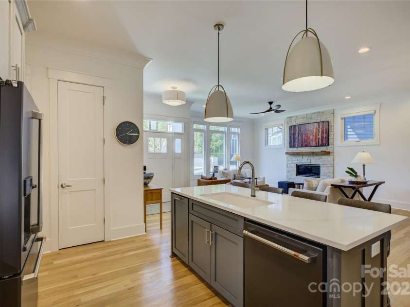 14140 Shelburne Village Drive, Charlotte, NC 28278.  MLS# CAR4308767, YatesRealty ID 40551. 