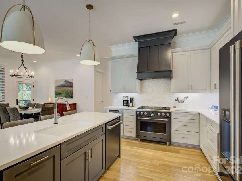 14140 Shelburne Village Drive, Charlotte, NC 28278.  MLS# CAR4308767, YatesRealty ID 40551. 