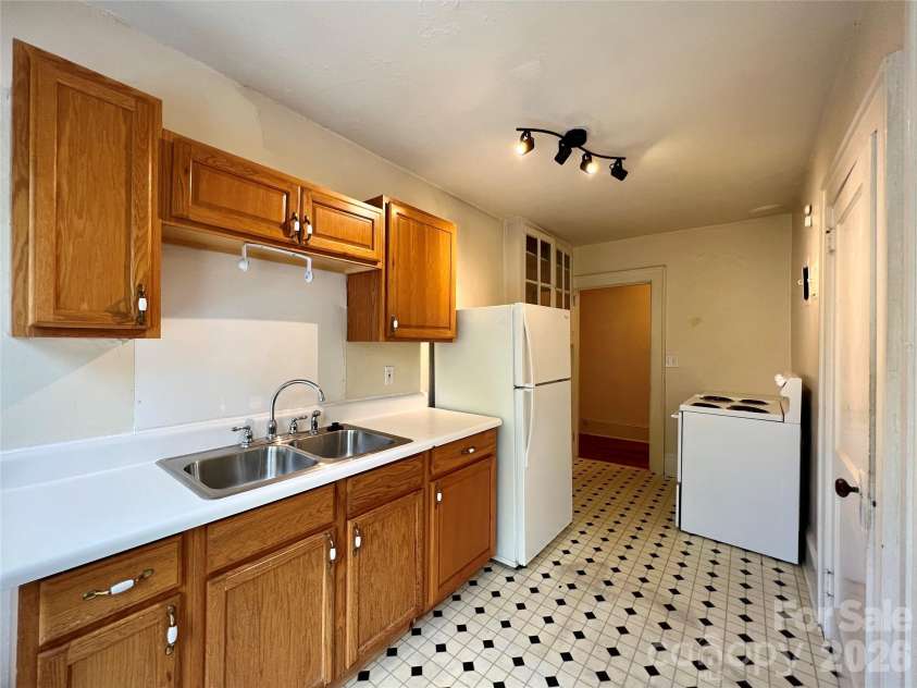 19 Saluda Street, Asheville, NC 28806.  MLS# CAR4405098, YatesRealty ID 40552. 
