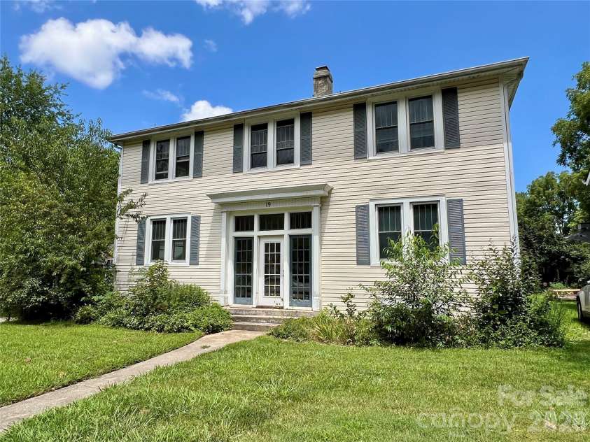 19 Saluda Street, Asheville, NC 28806.  MLS# CAR4405098, YatesRealty ID 40552. 