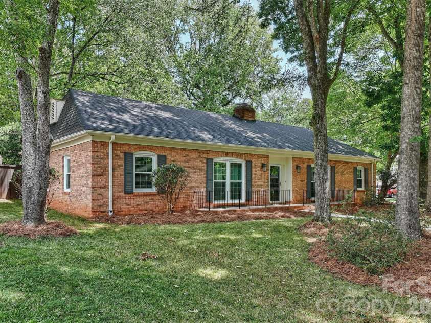 9301 Hinson Drive, Matthews, NC 28105.  MLS# CAR4405701, YatesRealty ID 40553. Beautiful lot