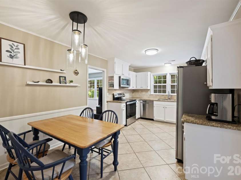 9301 Hinson Drive, Matthews, NC 28105.  MLS# CAR4405701, YatesRealty ID 40553. Breakfast area