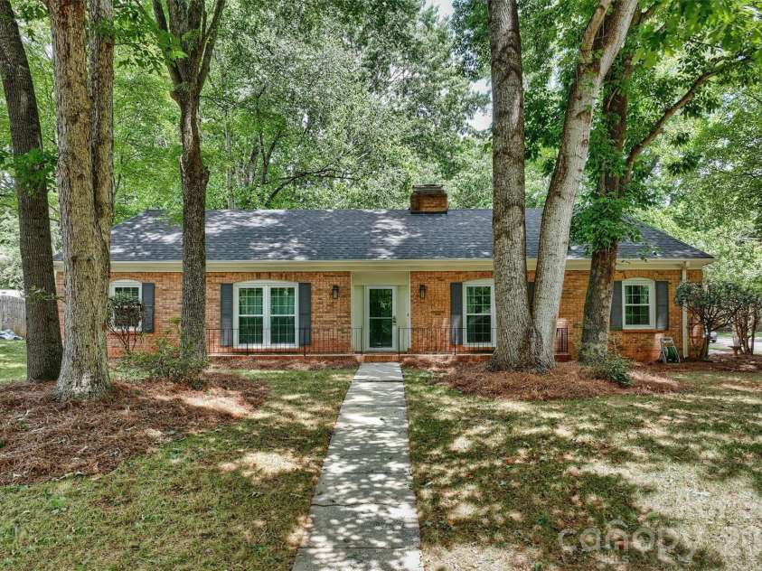 9301 Hinson Drive, Matthews, NC 28105.  MLS# CAR4405701, YatesRealty ID 40553. Full brick home