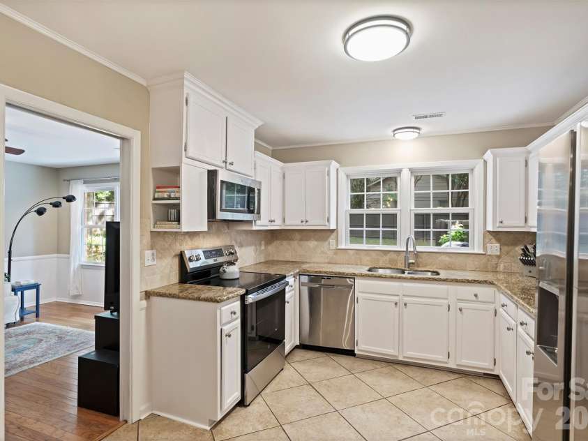 9301 Hinson Drive, Matthews, NC 28105.  MLS# CAR4405701, YatesRealty ID 40553. Kitchen