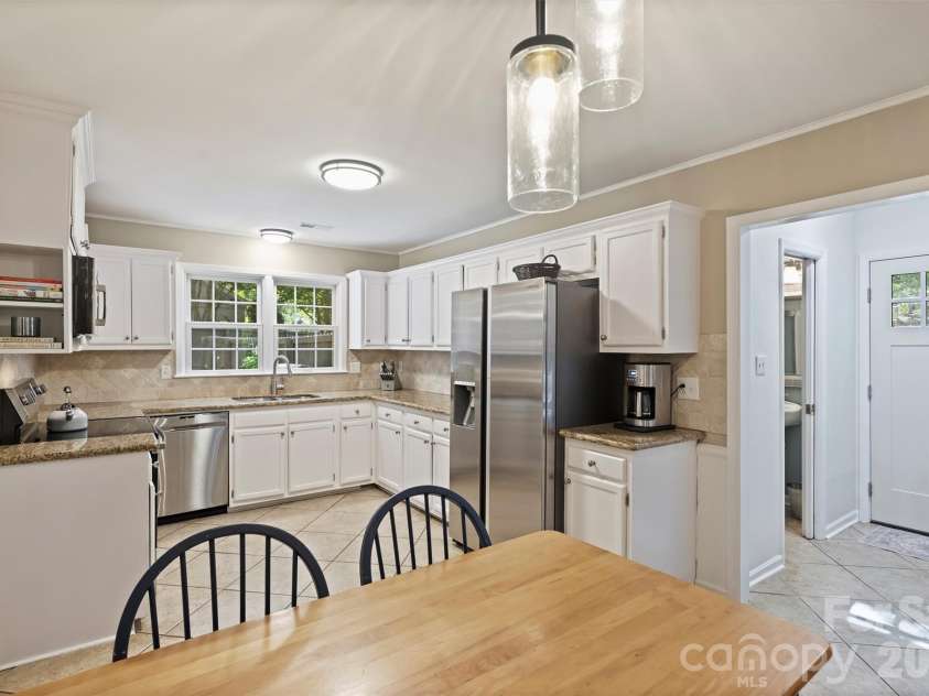 9301 Hinson Drive, Matthews, NC 28105.  MLS# CAR4405701, YatesRealty ID 40553. Kitchen